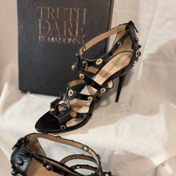 Sandals - Picture 1 of 3